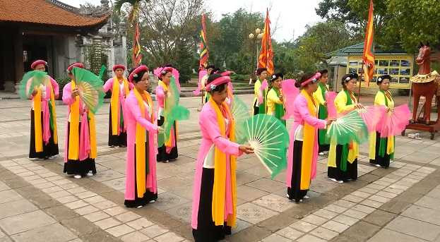 Điệu múa Bát Dật cổ xưa bị thất truyền hơn 1000 năm đã được nhân dân thôn Hiệp Lực phục dựng thành công và trình diễn ngay tại đền thờ Hai Bà Trưng.