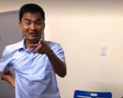 Ông Lê Thanh Tùng (Quản lý chung khu du lịch Hải Tiến) đang đôi co với du khách. Ảnh do độc giả cung cấp