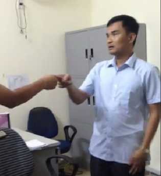 Chủ khách sạn đang đôi co với khách du lịch