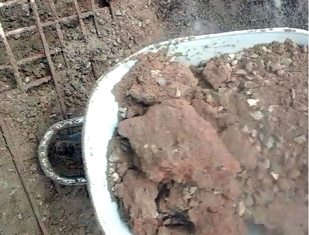 Một xe rùa chứa toàn đất được đổ vào để thi công trụ móng công trình (ảnh cắt từ clip).