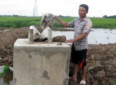 Dùng đất ruộng để đổ bê tông móng cột cao thế 220 kV tại Nam Định Ảnh: cắt từ clip do anh Hồi cung cấp