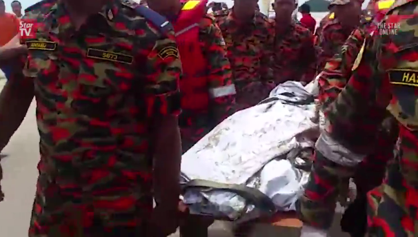 Đội nhân viên cứu hộ đưa thi thể Thứ trưởng Noriah Kasnon từ hiện trường trực thăng rơi gần bờ sông hôm 6/5. Ảnh: Star TV