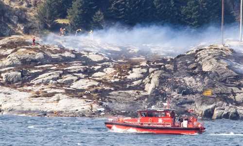 Lực lượng cứu hộ đến hiện trường máy bay rơi. Ảnh: Reuters
