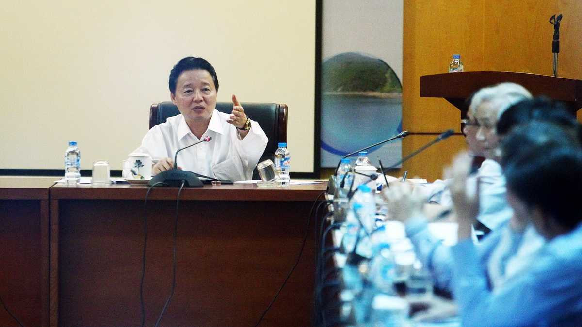 Bộ trưởng Bộ TN&MT Trần Hồng Hà chủ trì buổi họp với các bộ ngành chiều 27-4 - Ảnh: Nguyễn Khánh