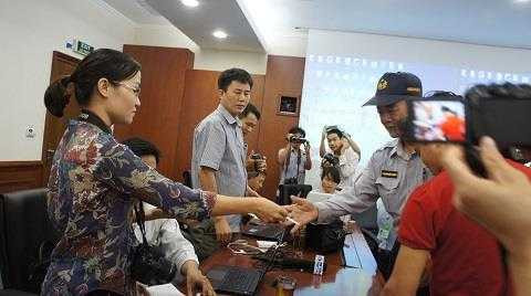 Bảo vệ kiểm tra giấy tờ tác nghiệp của phóng viên Bảo vệ kiểm tra giấy tờ tác nghiệp của phóng viên