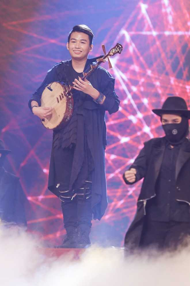 Trung Lương chơi đàn nguyệt