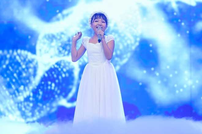 Quỳnh Anh xinh xắn trên sân khấu