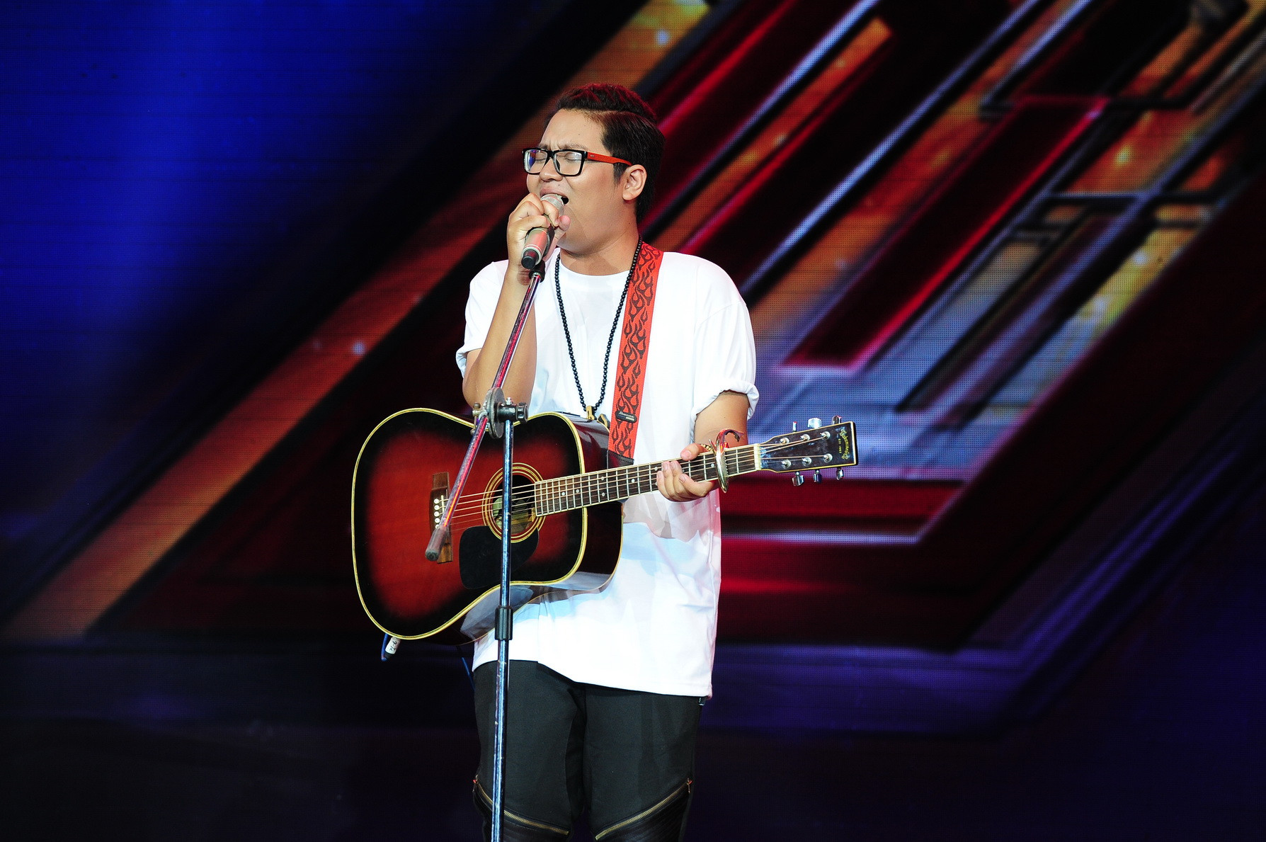 Thí sinh trình diễn đầu tiên: Trương Phước Lộc, anh mang đến một ca khúc do chính mình sáng tác: Hò líu xàng xê.