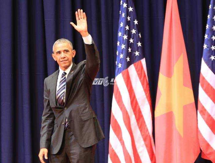 Ông Obama vẫy tay chào sau khi kết thúc bài nói chuyện (Ảnh: Duy Thành)