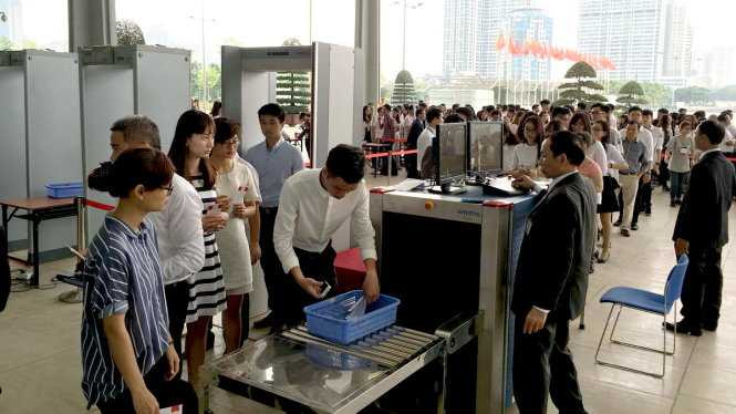 Ở bên ngoài, lực lượng chức năng đang kiểm tra an ninh Ảnh: QUỲNH TRUNG/TTO