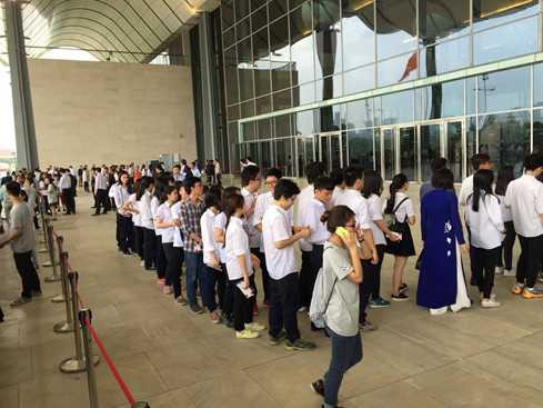 Rất đông sinh viên xếp hàng làm qua cửa an ninh để vào phòng diễn ra sự kiện 