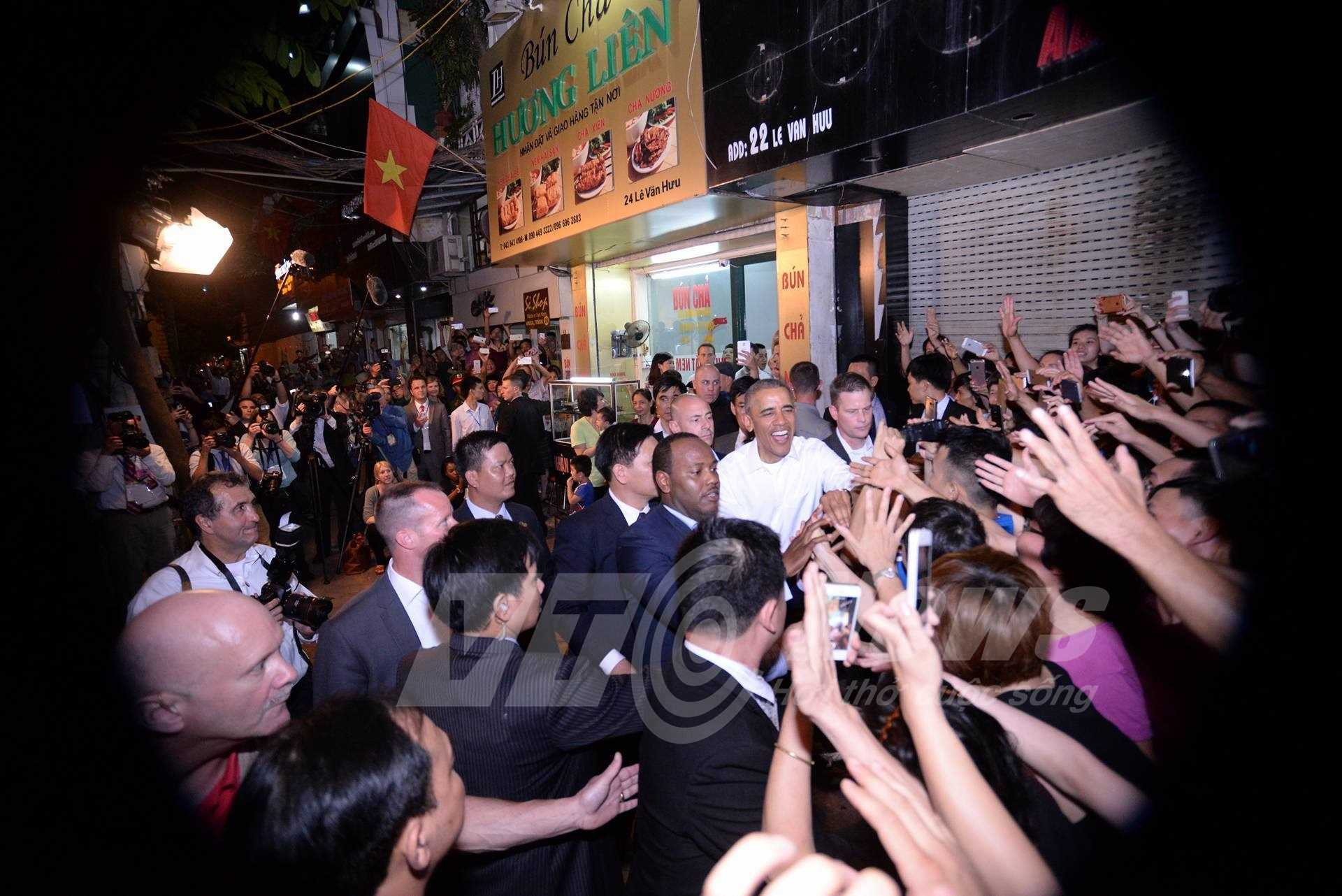 Ông Obama xuất hiện tại quán bún chả (Ảnh: Tùng Đinh)