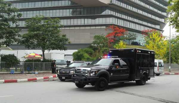 Đoàn xe của Tổng thống vào vị trí, chuẩn bị rời khách sạn (Ảnh: VNE)