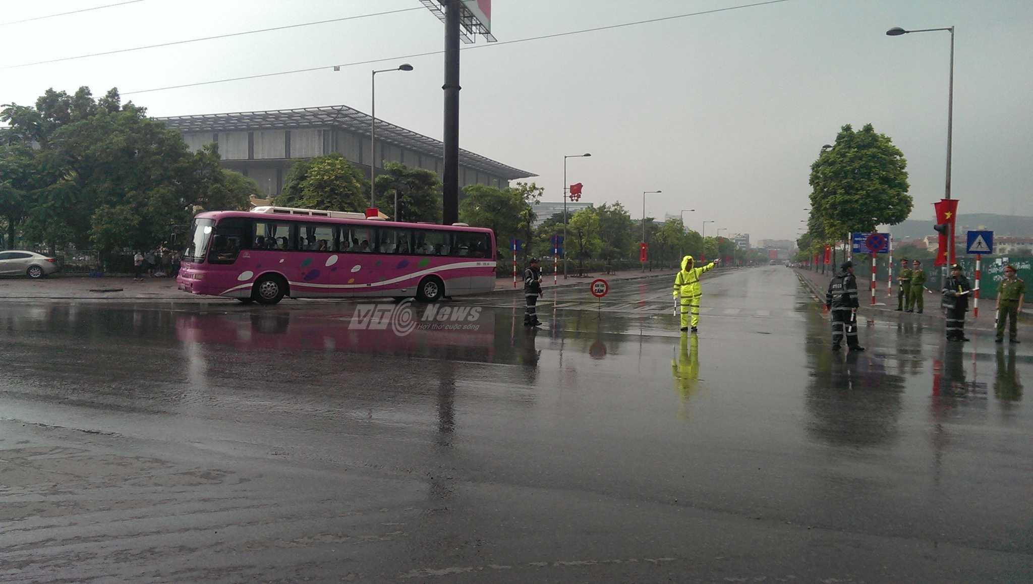 Bắt đầu cấm đường quanh TTHNQG (ảnh: Phạm Thịnh)