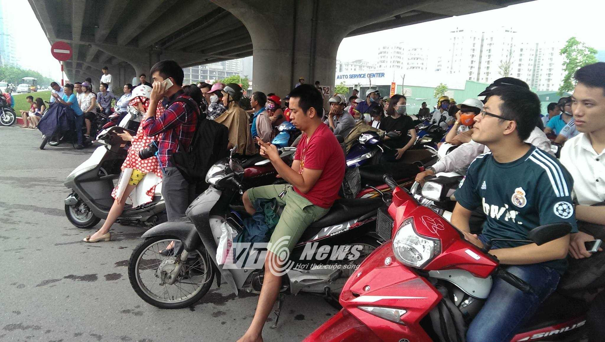 Người dân vẫn đang đứng chờ đón tổng thống (Ảnh: Phạm Thịnh)