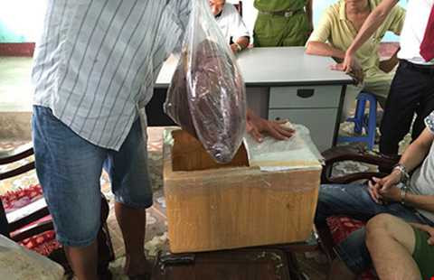 Thùng xốp được thiết kế hai ngăn để chứa ma túy. Ảnh: TẤN TÀI