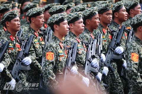 Các chiến sỹ đổ bộ đường không trang bị súng trường Galil ACE 32 - Ảnh: Tùng Đinh