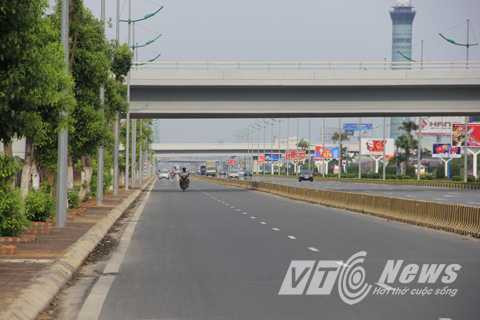 Ghi nhận của PV VTC News trên tuyến đường Nội Bài - cầu Thăng Long (hướng đi dự kiến của đoàn xe đưa ông Obama về khách sạn Marriott) vào chiều 22/5, công tác an ninh đã được triển khai.