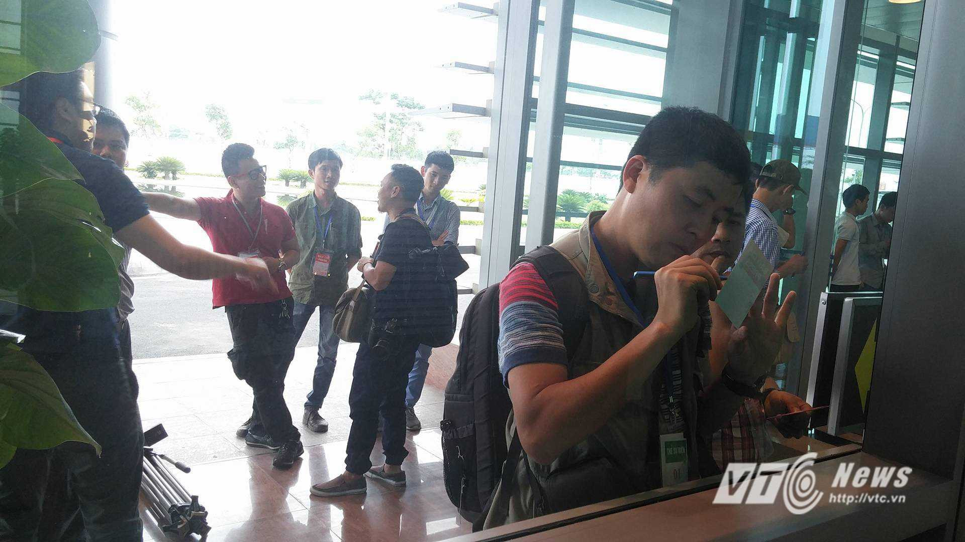 Các phóng viên đến tác nghiệp cũng phải nộp lại trang thiết bị và qua các bước kiểm tra chặt chẽ. 