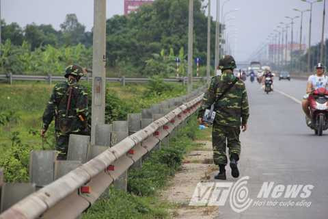 Suốt dọc tuyến đường, bộ đội công binh dùng thiết bị chuyên dụng tiến hành dò vật liệu nổ, những thiết bị nguy hại... để loại bỏ những nguy cơ tiềm ẩn. Nhằm đảm bảo an toàn tuyệt đối cho đoàn xe trên tuyến đường.