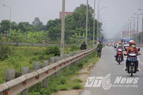 Các chiến sĩ công binh rà soát từng centimet đường, từ vỉa hè cho đến những mương, cống thoát nước. Công tác được tiến hành từ khách sạn ra đến khu vực sân bay Nội Bài. 