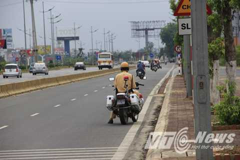 Các chiến sĩ giao thông (Phòng CSGT Hà Nội) cũng liên tục tuần tra dọc tuyến đường, nhất là quanh khu vực sân bay để đảm bảo giao thông thông suốt. 