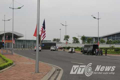 Tại đây, lực lượng an ninh vòng ngoài được bố trí dày đặc. Nhất là cổng ra của đoàn xe ông Obama. 