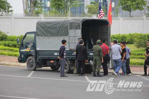 Tất cả các phương tiện dừng đỗ tạm thời tại khu vực này đều bị cấm, chỉ cần dừng lại ít phút sẽ có nhân viên an ninh đến nhắc nhở. Bất cứ phương tiện, con người ra vào đều phải qua đội kiểm tra an ninh.