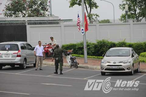 Để có thể ra vào cổng các phương tiện đều có phù hiệu và nhân viên có thẻ riêng. An ninh được đảm bảo một cách nghiêm ngặt nhất. 