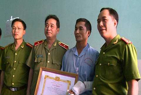 Thiếu tướng Lê Đình Nhường - Giám đốc Công an tỉnh, Trung tá Phạm Mạnh Hùng - Phó giám đốc Công an tỉnh trao Giấy khen cho ông Trần Hoài Nam. Thiếu tướng Lê Đình Nhường - Giám đốc Công an tỉnh, Trung tá Phạm Mạnh Hùng - Phó giám đốc Công an tỉnh trao Giấy khen cho ông Trần Hoài Nam.