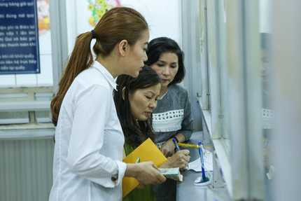 Trương Ngọc Ánh tặng 30 triệu đồng cho nữ sinh bị tạt axit