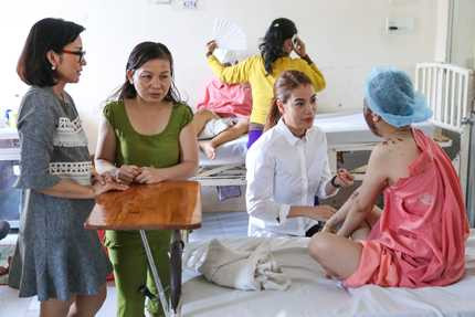 Trương Ngọc Ánh tặng 30 triệu đồng cho nữ sinh bị tạt axit