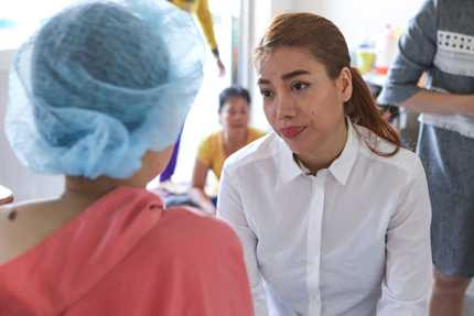 Trương Ngọc Ánh tặng 30 triệu đồng cho nữ sinh bị tạt axit