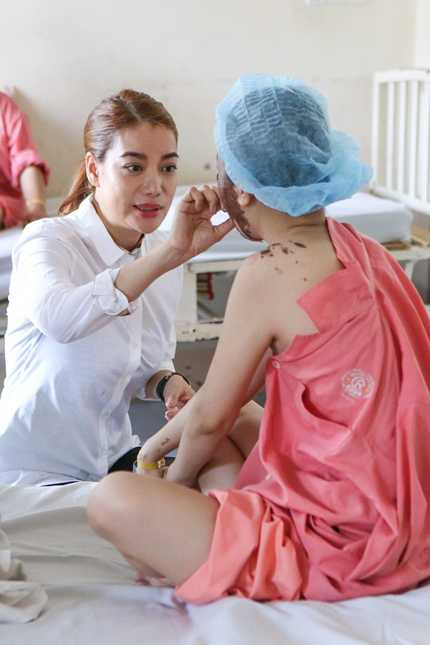 Trương Ngọc Ánh tặng 30 triệu đồng cho nữ sinh bị tạt axit