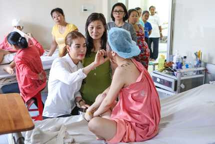 Trương Ngọc Ánh tặng 30 triệu đồng cho nữ sinh bị tạt axit