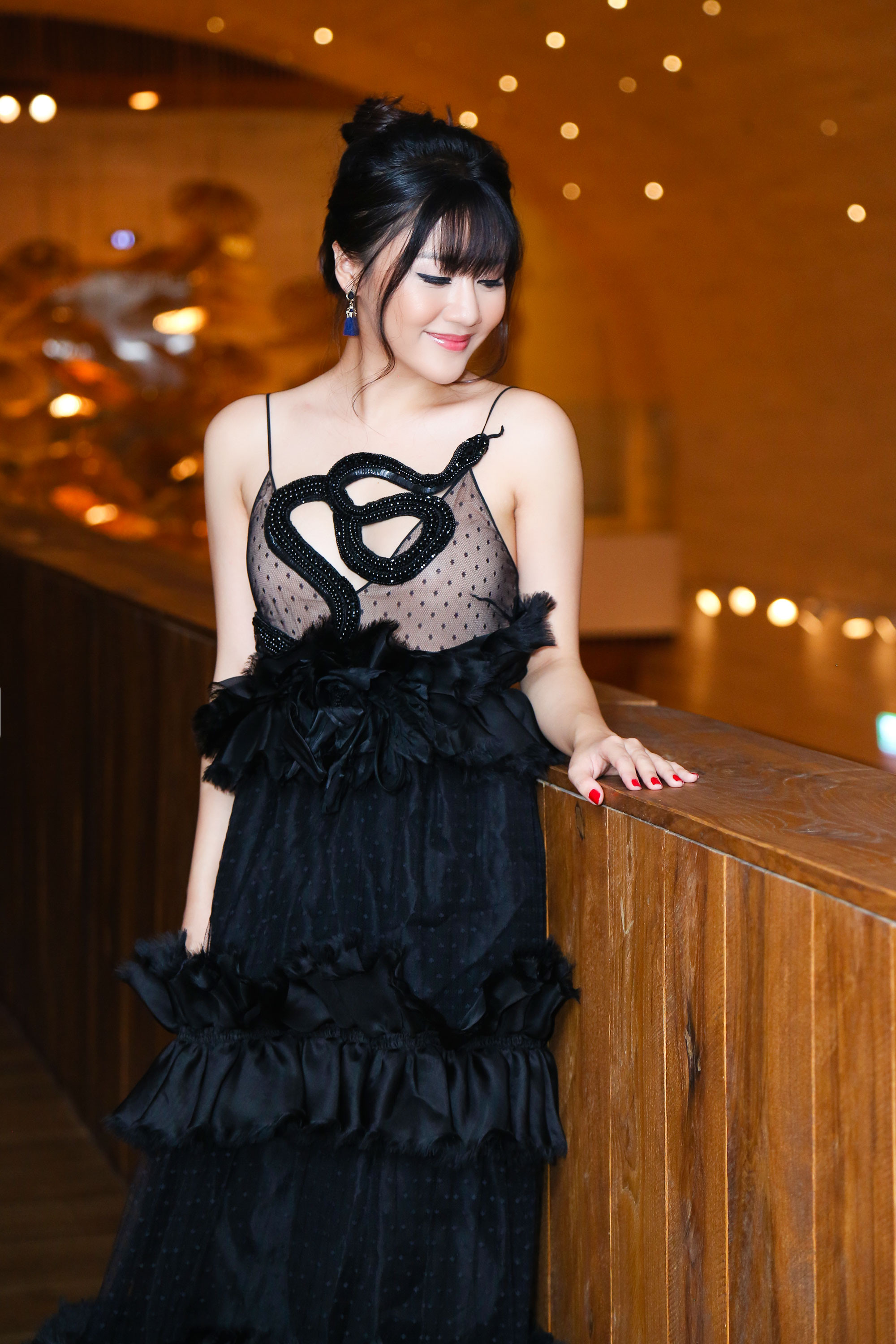 Văn Mai Hương chơi trội khi mặc chiếc đầm 300 triệu nằm trong bộ sưu tập mùa thu 2016 của một thương hiệu thời trang thế giới 