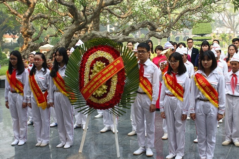 Đoàn trường THCS Phan Đình Giót và đoàn trường THCS Thanh Luông dâng hương, tưởng niệm các anh hùng liệt sĩ. 