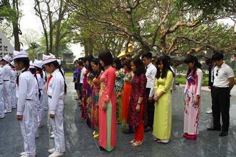 Một phút tưởng niệm dành cho các anh hùng liệt sĩ. 