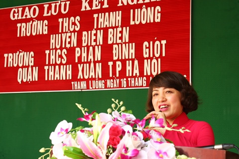 Bà Ngô Thị Diệp Lan phát biểu trong lễ trao quà và giao lưu kết nghĩa giữa 2 trường. 