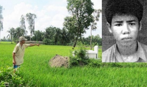 Người thân của nạn nhân chỉ lại hiện trường mà Lê Văn Tấn (ảnh nhỏ, do công an cung cấp) gây án hồi năm 1997. Ảnh: A.X