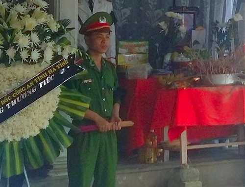 Lễ an táng Thiếu úy Bùi Văn Pháp, người chiến sỹ công an tử vong khi truy đuổi 2 nghi can trộm chó - Ảnh: Đức Hùng