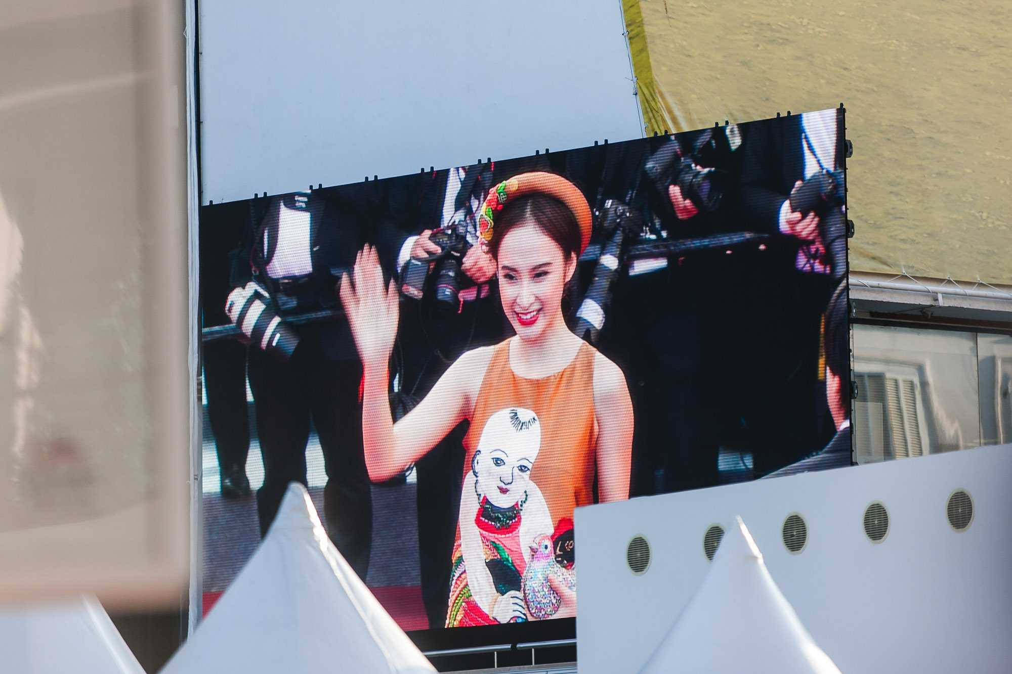 Hình ảnh Angela Phương Trinh trên màn hình lớn trước khi có sự xuất hiện của Dương Tử Quỳnh