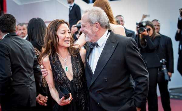 Dương Tử Quỳnh xuất hiện trong chiếc đầm đen khoét sâu