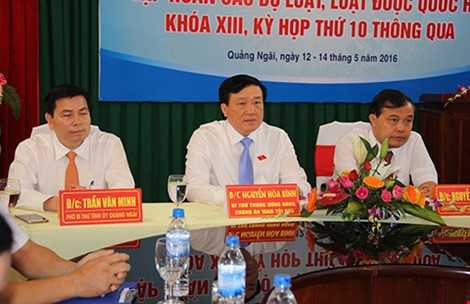 Chánh án TAND Tối cao Nguyễn Hòa Bình (giữa) chủ trì hội nghị tại đầu cầu Quảng Ngãi.