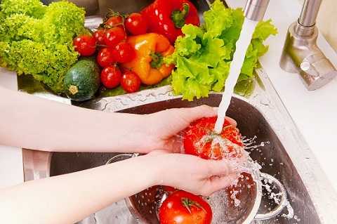 Không ít bà nội trợ đã ngâm thực phẩm vào nước muối để loại bỏ hóa chất