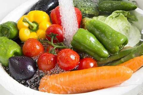 Ngâm trái cây và rau quả trong hỗn hợp nước giấm loãng trong vòng 10-20 phút rồi rửa lại với nước sạch Ngâm trái cây và rau quả trong hỗn hợp nước giấm loãng trong vòng 10-20 phút rồi rửa lại với nước sạch