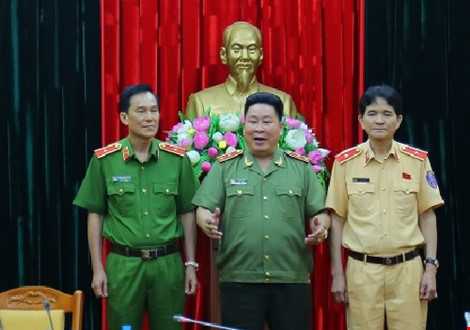 Thứ trưởng Bùi Văn Thành giới thiệu về trang phục CAND mới. Ảnh: Bộ Công an