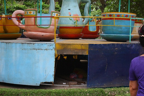 Nhiều đồ chơi trong công viên 10-10 đã hư hỏng gây nguy hiểm cho trẻ em.