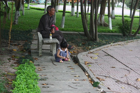 Trẻ em vui chơi trong khuôn viên của công viên này trong nỗi lo lắng của các bậc phụ huynh.