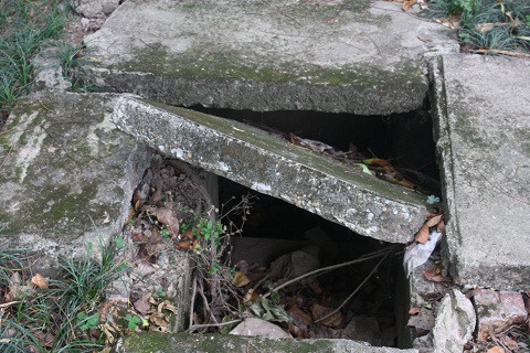 Hố tử thần lộ thiên.